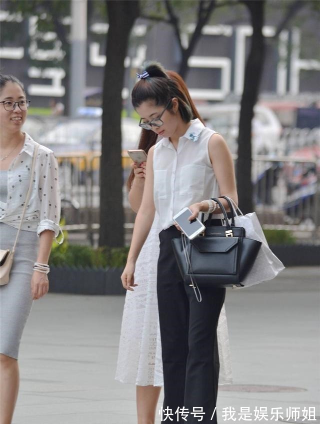 优雅 一字带细高跟,搭配九分直筒裤,展现出衬托出优雅大气!