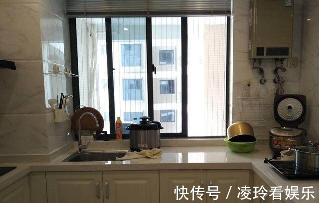 玻璃门|98平简欧两居室装修，朋友都说好时尚，特别是客厅的玻璃门！