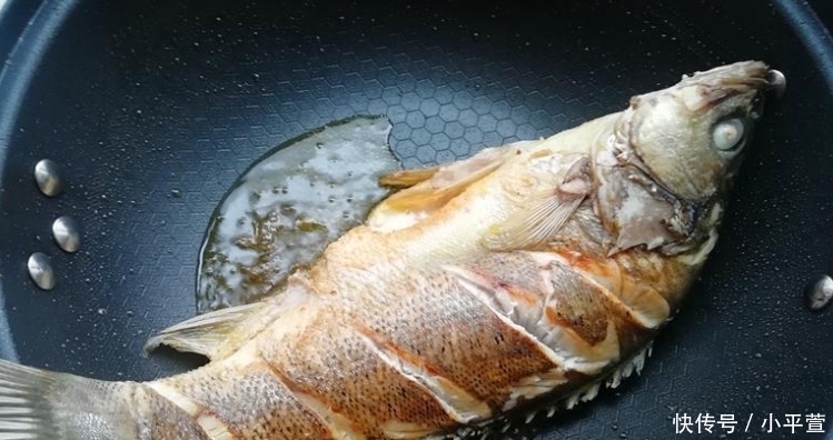 不粘锅|不管煎什么鱼,煎鱼前多做一步,鱼皮不破不粘锅,肉嫩还入味
