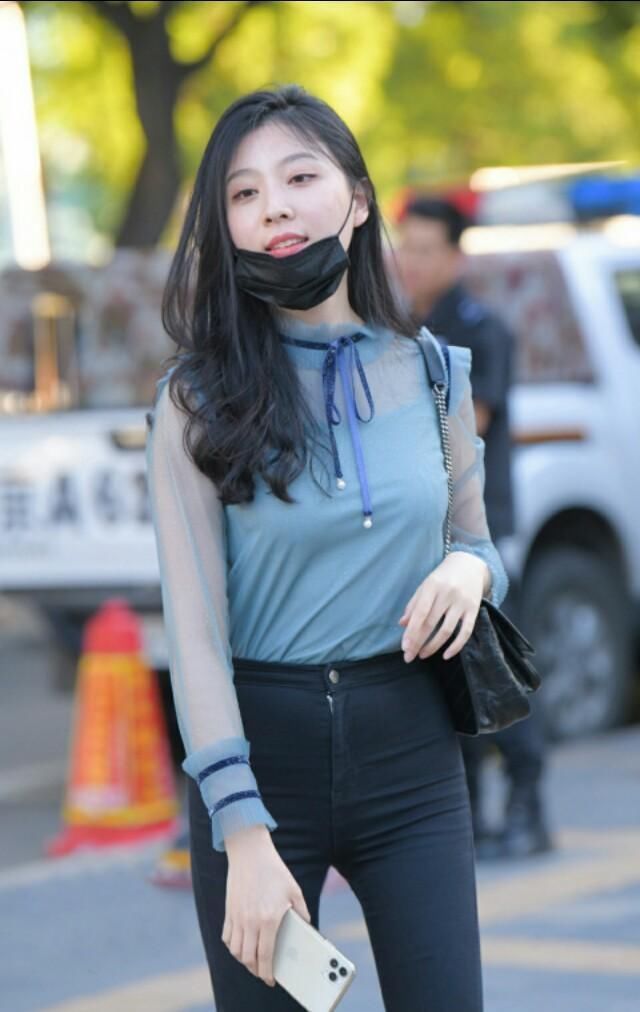 街拍蓝色T恤搭配深色牛仔裤,时尚魅力无法阻挡