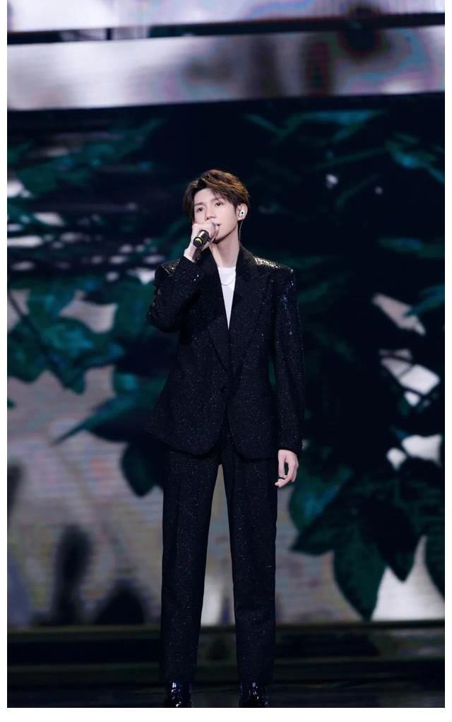 晚會(huì)|王源參加2021央視中秋晚會(huì)，獨(dú)唱眾人好評(píng)，全場(chǎng)最高熱度意料之中