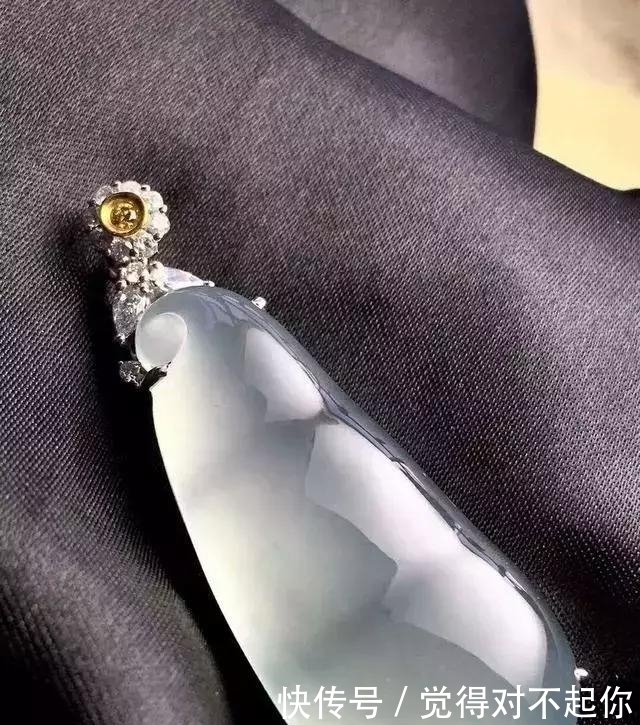 水头|老大爷嫌自己佩戴的翡翠水头不太好,用水一泡后,一看吓了一跳