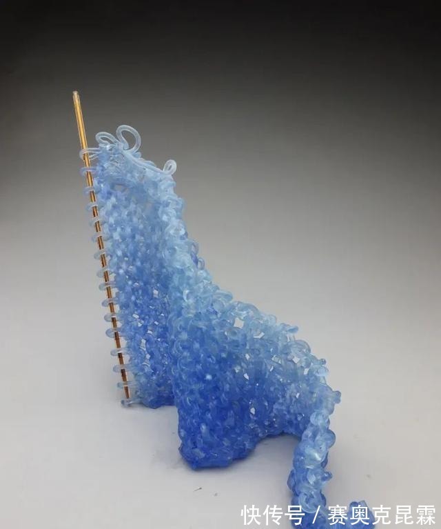 色彩#她是用玻璃雕塑“织毛衣”的第一人,这质感极其逼真!手太牛逼了
