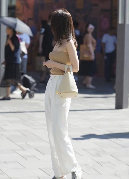 搭配瑜伽裤最是方便省心，勇敢追求新鲜感受，艳压完胜