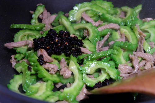 香菇|懒人快手家常菜，香菇豆豉苦瓜炒肉，随手一炒就能做好，太简单