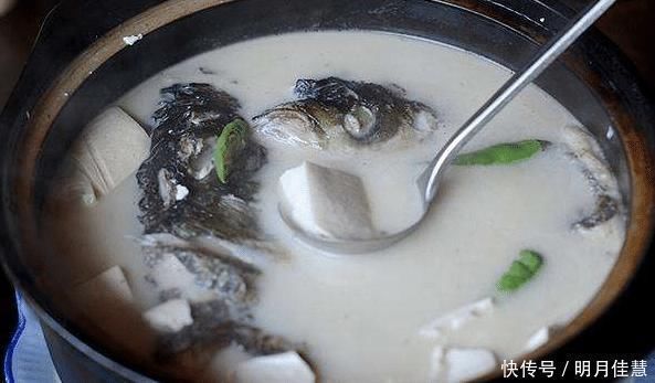 炖鲫鱼汤，万万不要直接下锅煎多做一步，汤鲜香浓白，好喝不腥