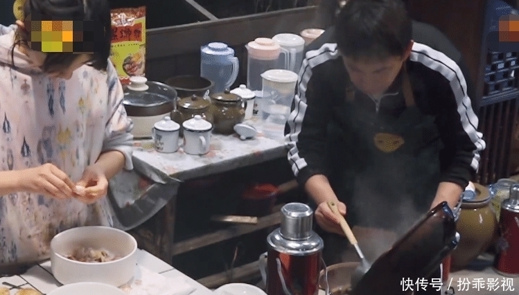 何老师|张艺兴做错菜自责,师父黄磊察觉他的情绪,随后做法暖到心里了!