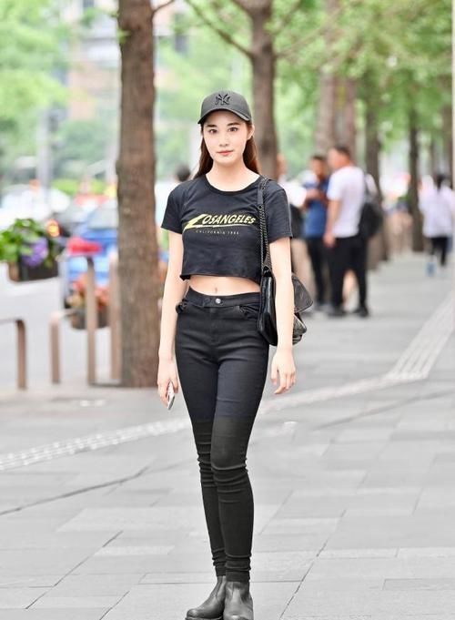 街拍小姐姐修身版的牛仔裤,优雅中带着时尚俏皮感,少女感十足