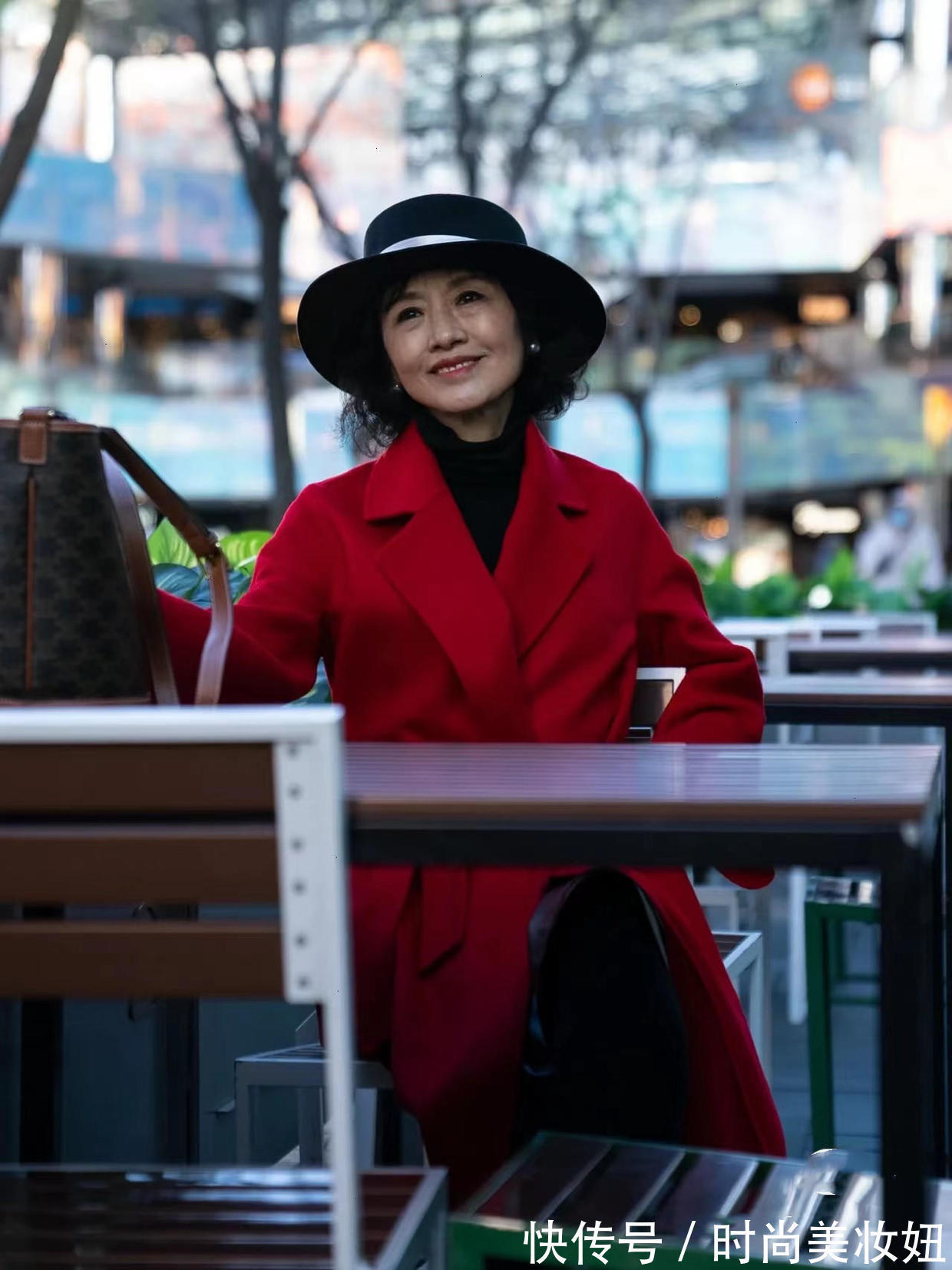 穿搭|真正见过世面的女人,穿衣简洁又高级,这位60岁奶奶气质真高雅