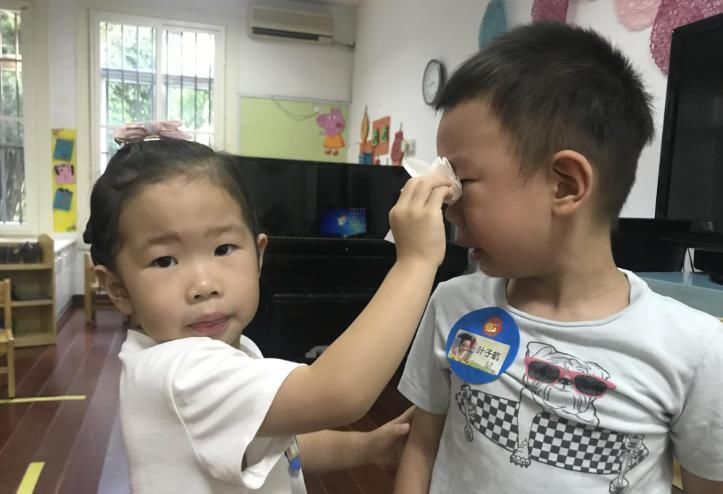 你妈|妈妈当着儿子面换衣服,幼儿园园长将其劝退,老师我们不是你妈