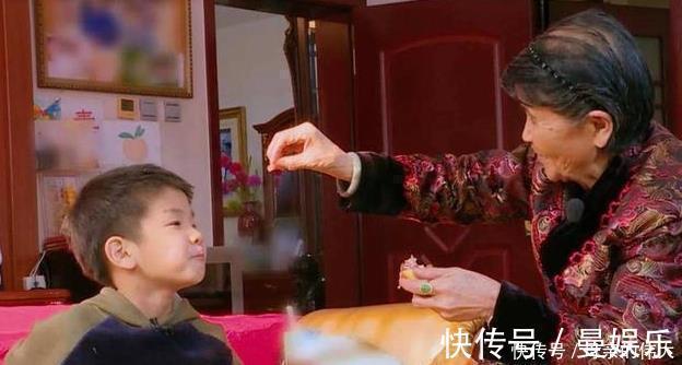 父母|“倒班式”带娃成为新潮流,老人与父母职责分明,好处的确有不少