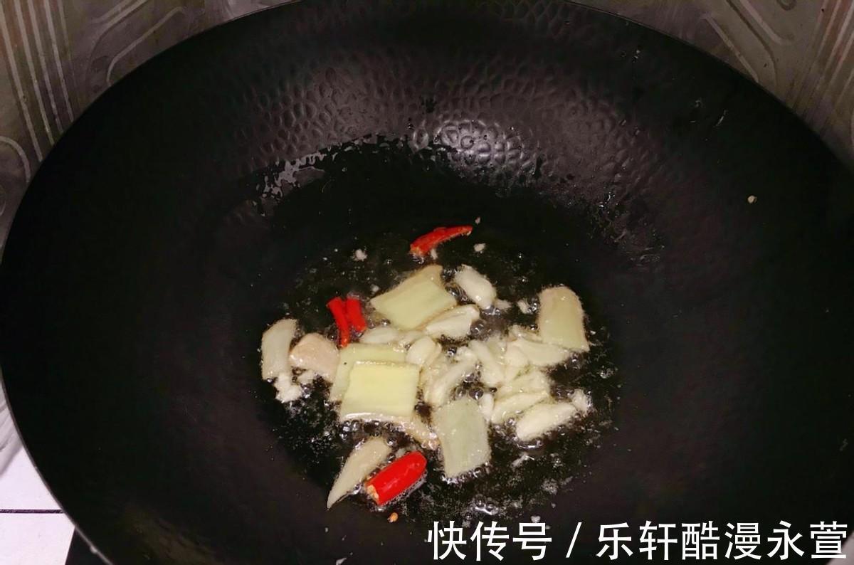 猪肝怎么炒才能滑嫩不硬大厨教你一招,美味又下饭