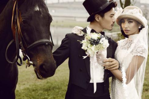 摄像师|黑妹子穿“芭比粉”拍婚纱照,现场照片黑成碳,成片却惊艳众人