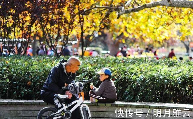 年轻人|有老人带娃和没老人带娃的家庭,有什么不同呢?