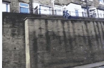 |搞笑GIF:买个儿童玩具用不着这么激动吧