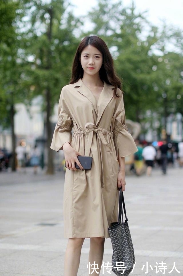 黑色连衣裙采用上下一体的紧身设计,显得