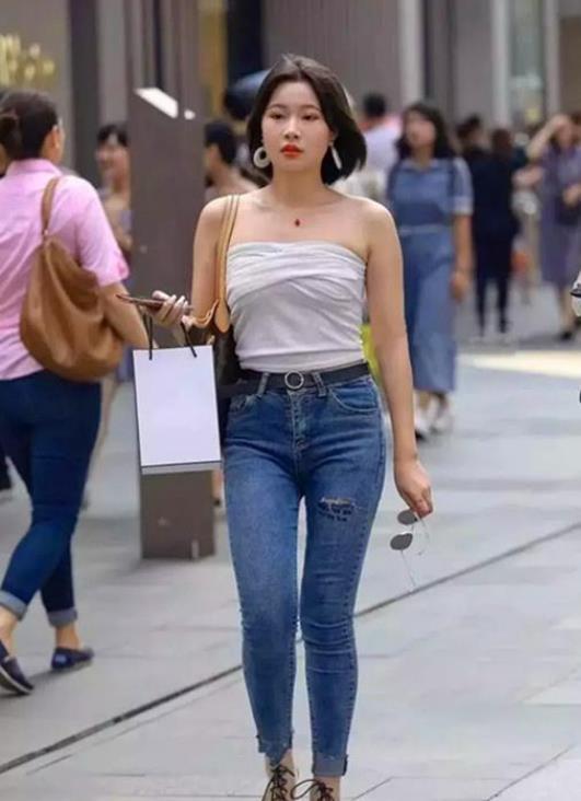 时尚|美女蓝色的针织背心搭配清爽的裙子,显得优雅而不失个性