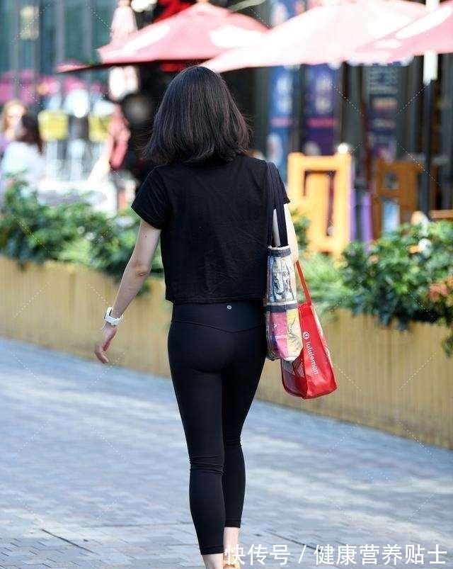 穿搭 黑色纯色短袖搭配黑色纯色打底裤，日常上班穿搭，轻松自在！