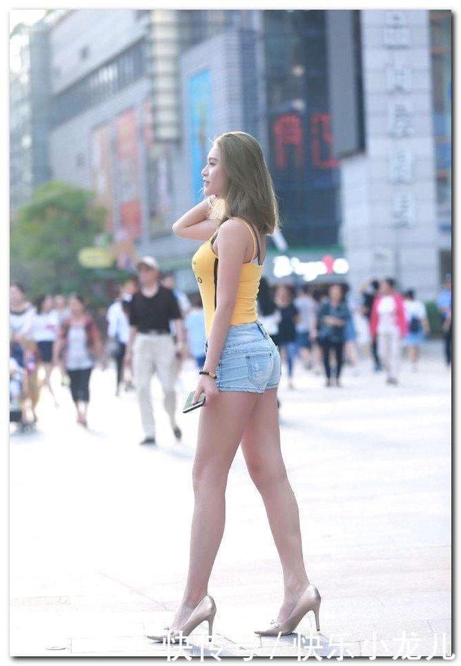 热裤|美女街拍灰色的紧身衣搭配超短热裤,让人眼前一亮