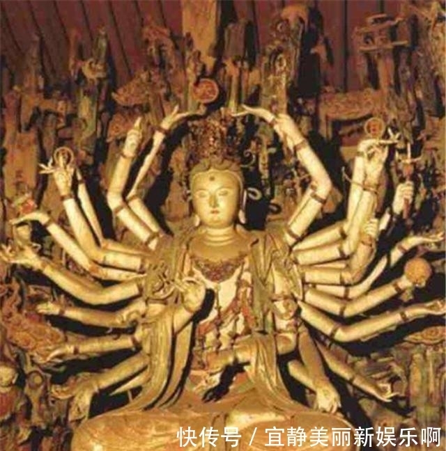 工人修复千手观音像,无意触碰机关发现碑文,完工那一天集体痛哭