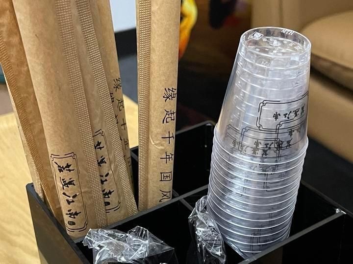 吧台|工位边上就是奶茶吧台，每天都有“喝不完”的奶茶！茶饮研发师到底有多爽？