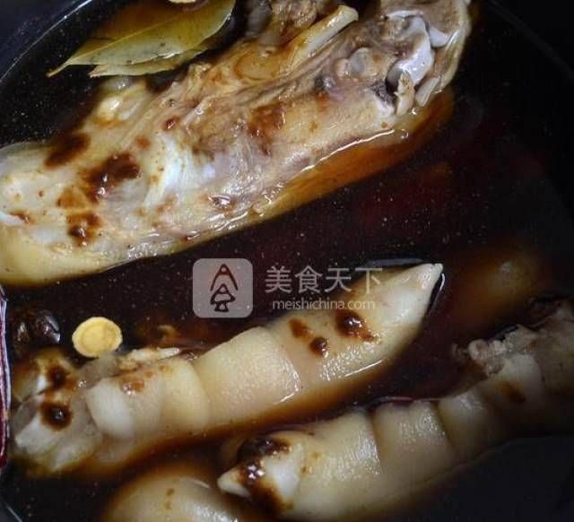 这是一个美味的卤猪蹄配方,芳香油腻,营养又美味