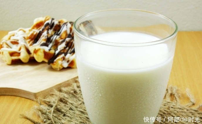 每天喝牛奶就能补钙吗?北大教授:大错特错,真正补钙的是3件事