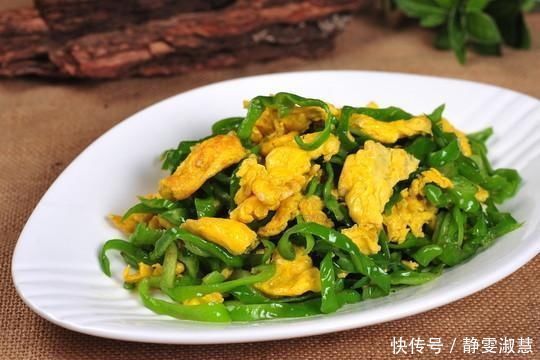 尖椒炒鸡蛋第1步放油就错了，难怪不嫩不香，看大厨教你正确做法