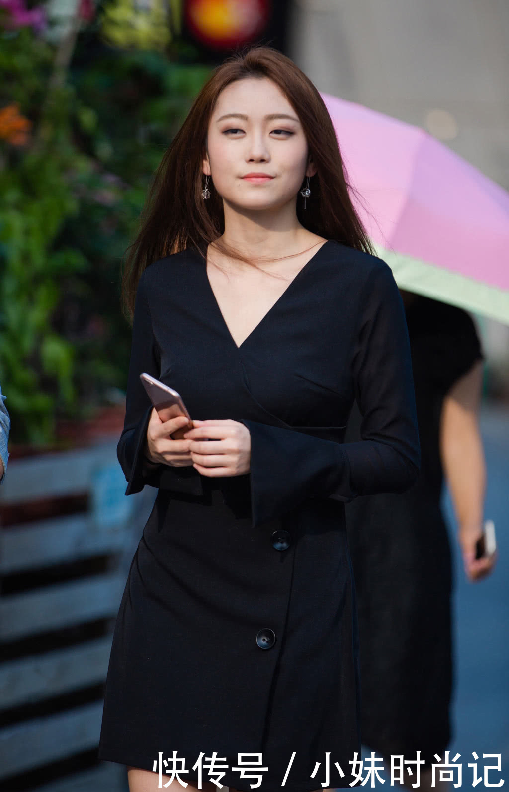 特别|街拍美女:有的女孩子,一旦笑起来,就特别好看