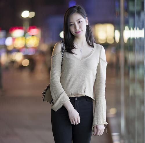 街拍小姐姐穿一款时尚的裙子,随意穿搭都不会觉得俗气