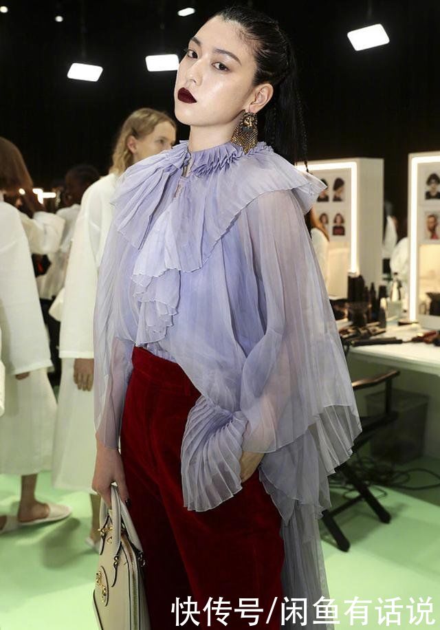 防晒衣已经过时了，今年流行“透视衫+阔腿裤”，时髦显瘦还清凉