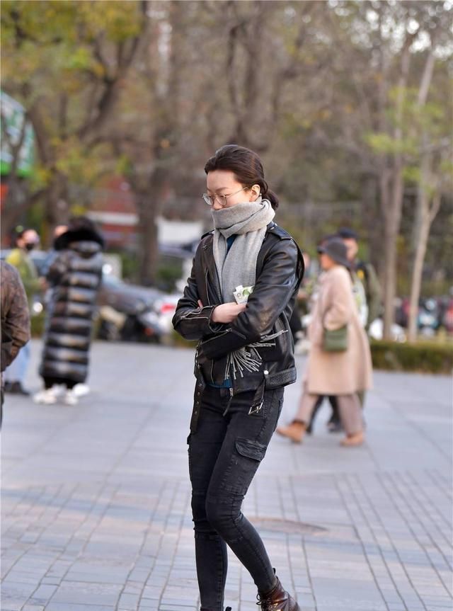 修身的牛仔裤,搭配一款黑色皮夹克,冬季的经典穿搭