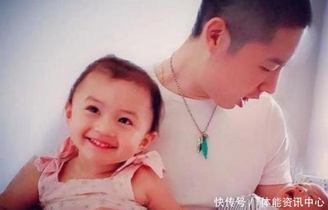 “最嫩爸爸”火了,接女儿下课被误认为早恋,校长直接找她谈话!