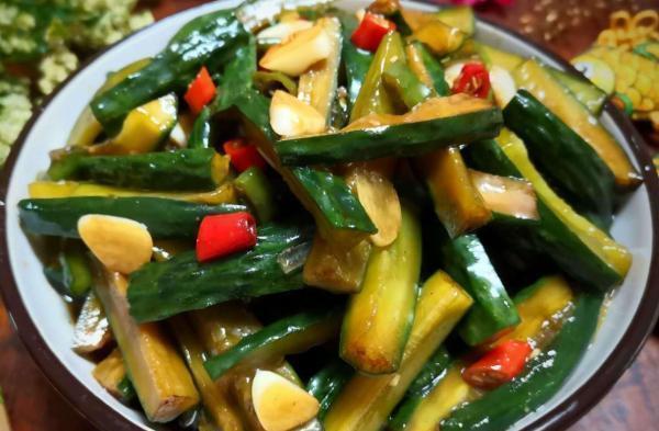 干净|腌黄瓜不能直接撒盐,记住个细节,黄瓜更脆更入味,2个月都不坏