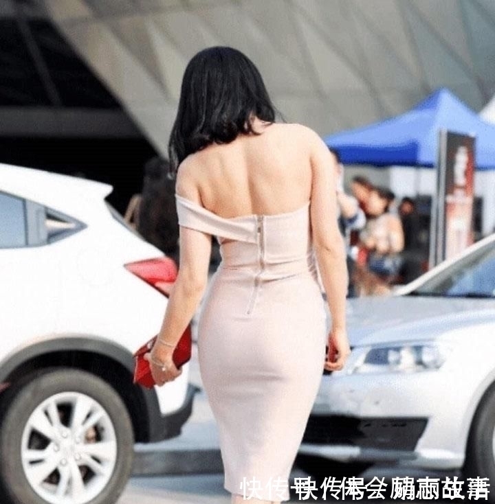 气质 什么是优雅气质这件粉红色短裙诠释很到位,适合35岁的人穿吧