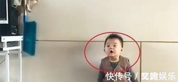 小袁|1岁宝宝犯错被“罚站”,无辜卖萌的样子,让妈妈瞬间就心软了