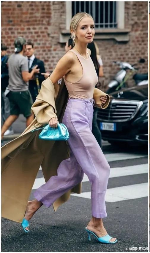 别总穿黑白灰了,今夏流行这个“紫”,时髦显白很高级