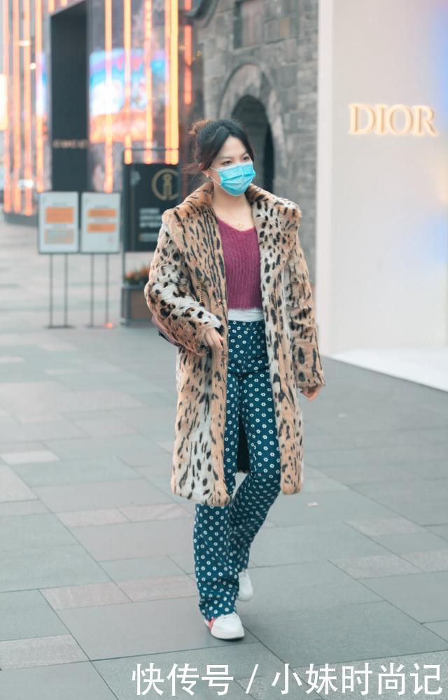 上衣|要想穿搭更前卫,不要只穿单调的单色裤,纹理裤搭配更时尚