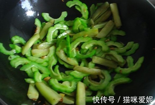 菊花汤|秋天的茄子营养价值高,2种养生食疗吃法,缓解疲劳,延缓衰老