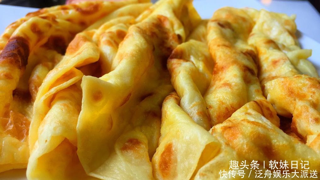  鸡蛋饼|玉米面加3个鸡蛋，不揉面不发面，柔软又筋道，一次10张不够吃