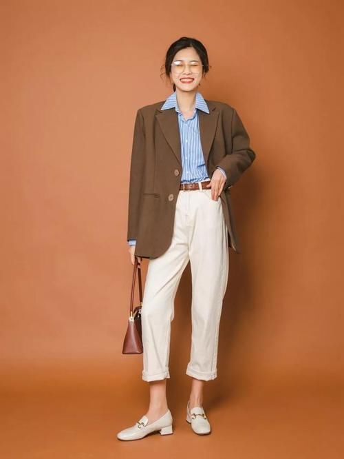 今年开春流行一种新穿法，叫“短外套+乐福鞋”，时髦洋气忒有范