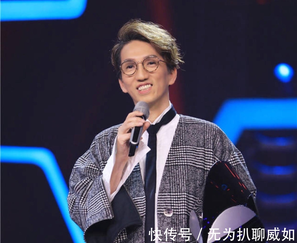 从2米高台摔落仍坚持录节目,这么卖命是敬业,还是为还风流债?