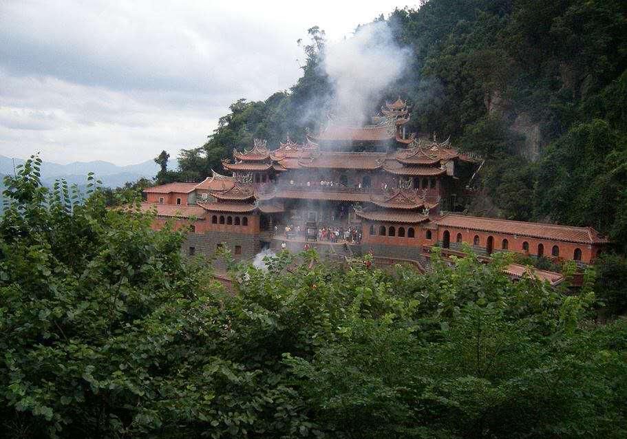 这座寺庙历时18年建于高原，老板还是一华裔，只因过于思念家乡