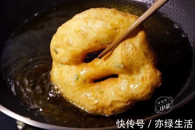 葱油饼的正确做法，不揉面不擀面，蓬松不油腻，比油条简单还好吃