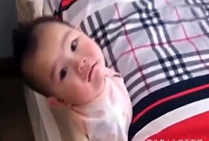卡住|宝宝被床围卡住了,但是妈妈只顾着拍照,宝宝心有余而力不足