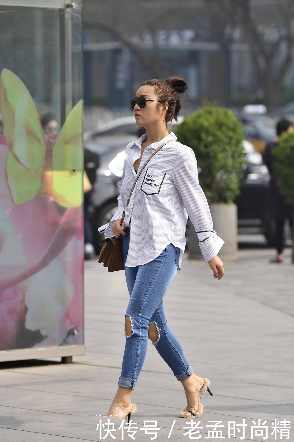 街拍:小姐姐深蓝色的花筒裙,走在街上成了焦点!