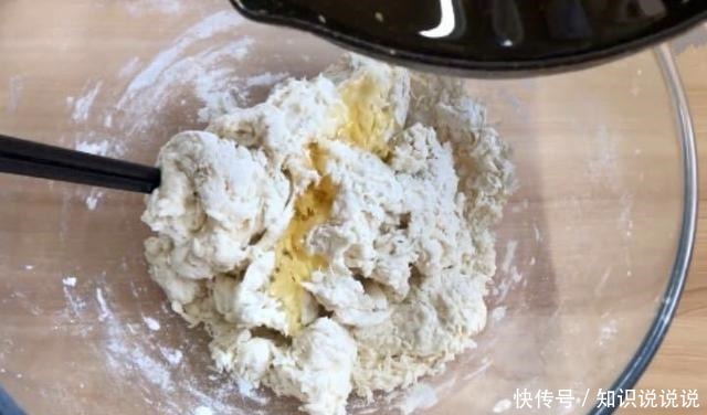 教你自己在家做的烧饼,比包子简单,比馅饼好吃,咬一口酥的掉渣