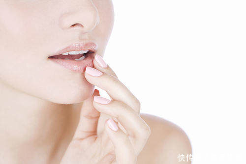 润唇膏|别让唇纹影响你的美,几个方法淡化唇纹,让你更加自信