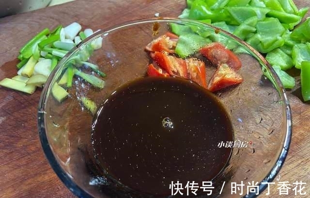 水淀粉|做尖椒肥肠，先炒肥肠还是尖椒？大厨分享做法，肥肠软烂又有嚼劲