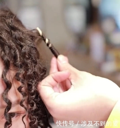 卷发|小姐姐做卷发,理发师用筷子来完成 网友:最萌的泡面头